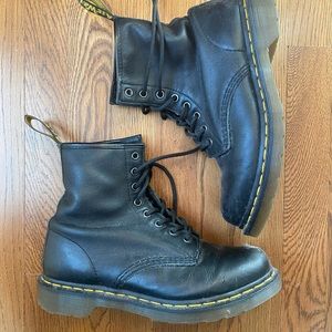 Dr. Marten airwalk boots